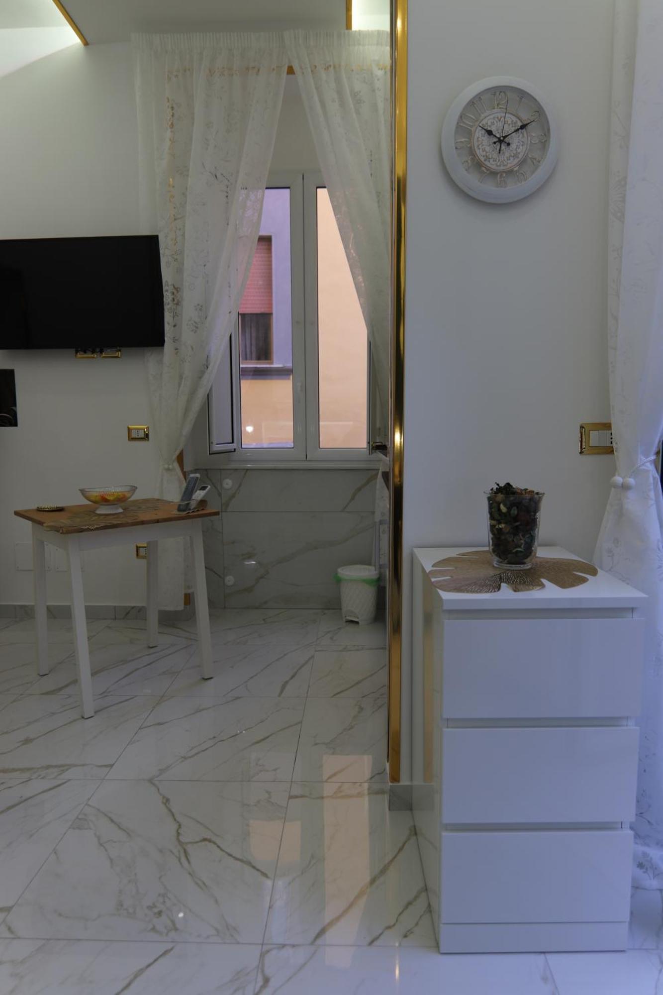 Appartamento Regina House Napoli Esterno foto